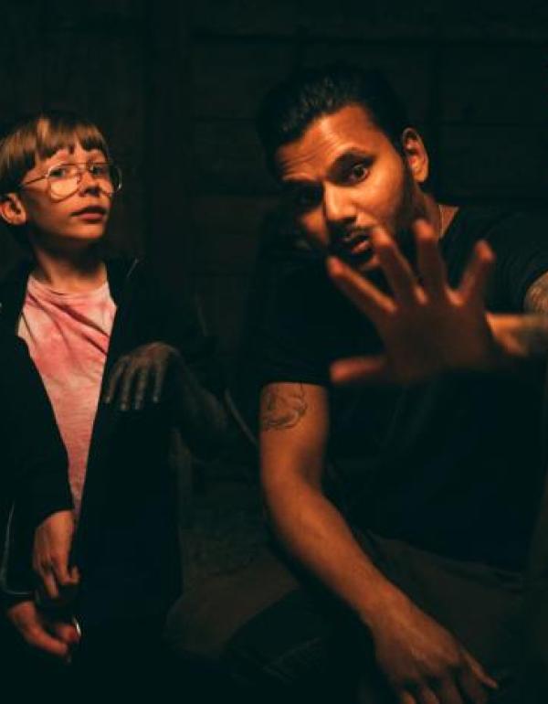 Kiggs directing Natanael on the set of VÄSEN